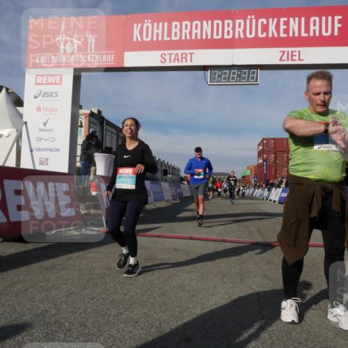 03.10.2025 - Köhlbrandbrückenlauf Matties Gatica Varas http://msf.ph/oto/9170411 03.10.2025 10:28:40 Ziel 1713, 1765, 1896, 1897, 2216, 2409, 3013, 3054, 3483 meine-sportfotos.de