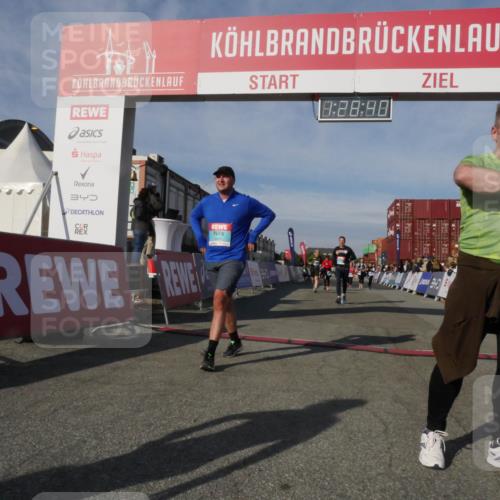 03.10.2025 - Köhlbrandbrückenlauf Matties Gatica Varas http://msf.ph/oto/9170415 03.10.2025 10:28:42 Ziel 1713, 1765, 1896, 1897, 2216, 2339, 3013, 3054, 3483 meine-sportfotos.de
