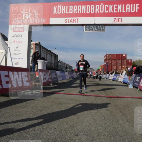 03.10.2025 - Köhlbrandbrückenlauf Matties Gatica Varas http://msf.ph/oto/9170420 03.10.2025 10:28:44 Ziel 1713, 1765, 1896, 1897, 2216, 2339, 3013, 3054, 3483 meine-sportfotos.de
