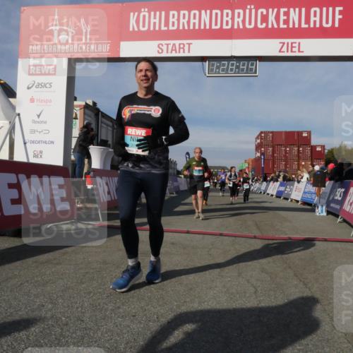 03.10.2025 - Köhlbrandbrückenlauf Matties Gatica Varas http://msf.ph/oto/9170423 03.10.2025 10:28:45 Ziel 1713, 1765, 1896, 1897, 2090, 2216, 2339, 3054, 3483 meine-sportfotos.de