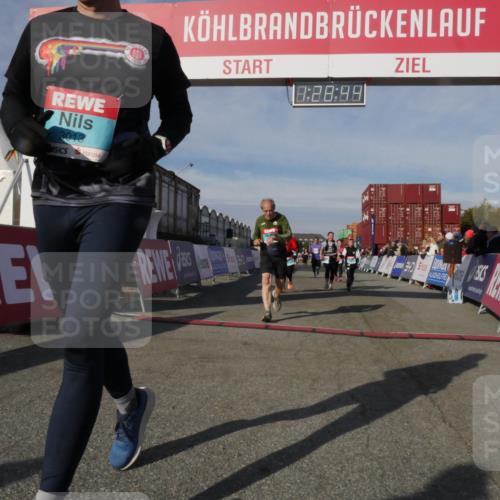 03.10.2025 - Köhlbrandbrückenlauf Matties Gatica Varas http://msf.ph/oto/9170424 03.10.2025 10:28:46 Ziel 1713, 1765, 1896, 1897, 2090, 2216, 2339, 3054, 3483 meine-sportfotos.de