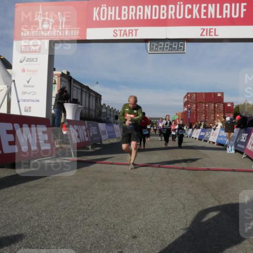 03.10.2025 - Köhlbrandbrückenlauf Matties Gatica Varas http://msf.ph/oto/9170425 03.10.2025 10:28:46 Ziel 1713, 1765, 1896, 1897, 2090, 2216, 2339, 3054, 3483 meine-sportfotos.de