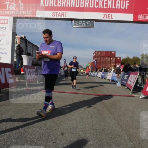 03.10.2025 - Köhlbrandbrückenlauf Matties Gatica Varas http://msf.ph/oto/9170440 03.10.2025 10:28:54 Ziel 1394, 1577, 1748, 1863, 2090, 2263, 2264, 2339, 2493 meine-sportfotos.de