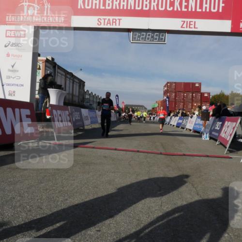 03.10.2025 - Köhlbrandbrückenlauf Matties Gatica Varas http://msf.ph/oto/9170445 03.10.2025 10:28:56 Ziel 1394, 1454, 1577, 1748, 1863, 2090, 2263, 2264, 2493, 3293, 3612 meine-sportfotos.de