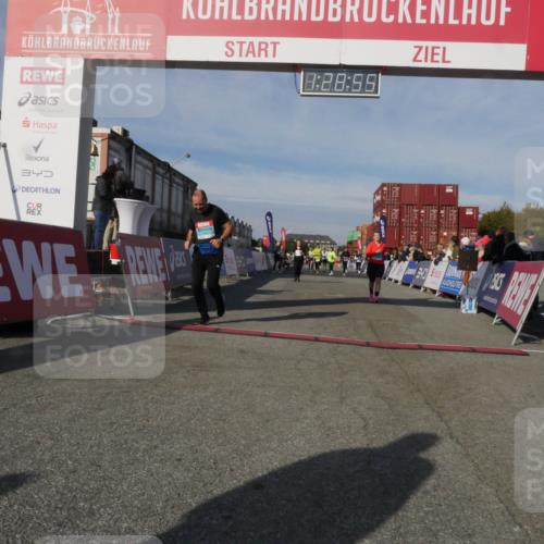 03.10.2025 - Köhlbrandbrückenlauf Matties Gatica Varas http://msf.ph/oto/9170447 03.10.2025 10:28:57 Ziel 1394, 1454, 1577, 1748, 1863, 2090, 2263, 2264, 2493, 3292, 3293, 3612 meine-sportfotos.de