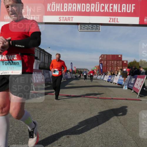 03.10.2025 - Köhlbrandbrückenlauf Matties Gatica Varas http://msf.ph/oto/9170526 03.10.2025 10:29:35 Ziel 1791, 2258, 2321 meine-sportfotos.de