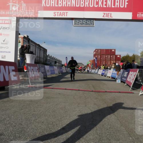 03.10.2025 - Köhlbrandbrückenlauf Matties Gatica Varas http://msf.ph/oto/9170540 03.10.2025 10:29:42 Ziel 1791, 1824, 2070, 2526, 2534, 2557, 2769, 3754 meine-sportfotos.de