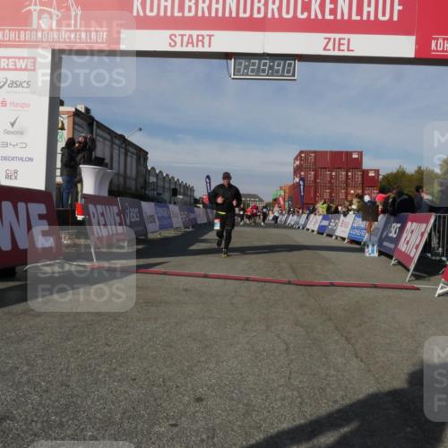03.10.2025 - Köhlbrandbrückenlauf Matties Gatica Varas http://msf.ph/oto/9170541 03.10.2025 10:29:42 Ziel 1791, 1824, 2070, 2526, 2534, 2557, 2769, 3754 meine-sportfotos.de