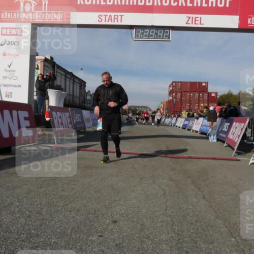 03.10.2025 - Köhlbrandbrückenlauf Matties Gatica Varas http://msf.ph/oto/9170545 03.10.2025 10:29:44 Ziel 1791, 1824, 2070, 2135, 2526, 2534, 2557, 2769, 3754 meine-sportfotos.de