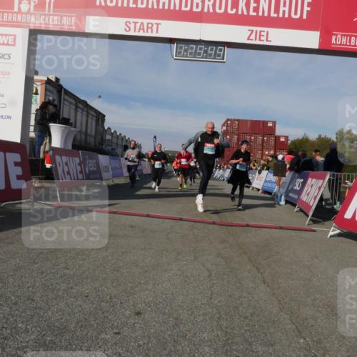 03.10.2025 - Köhlbrandbrückenlauf Matties Gatica Varas http://msf.ph/oto/9170559 03.10.2025 10:29:51 Ziel 1552, 2070, 2135, 2204, 2348, 2526, 2534, 2557, 2769, 3729, 3754 meine-sportfotos.de