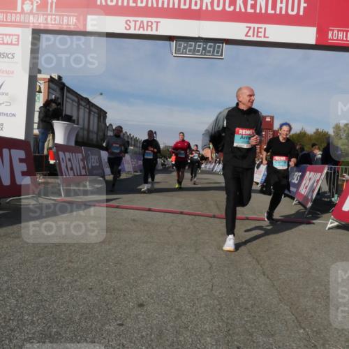 03.10.2025 - Köhlbrandbrückenlauf Matties Gatica Varas http://msf.ph/oto/9170561 03.10.2025 10:29:52 Ziel 1552, 2070, 2135, 2204, 2286, 2348, 2534, 2769, 3729, 3754 meine-sportfotos.de