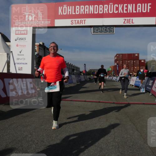 03.10.2025 - Köhlbrandbrückenlauf Matties Gatica Varas http://msf.ph/oto/9170580 03.10.2025 10:30:01 Ziel 1704, 2047, 2286, 2348, 2624, 2633, 3256, 3729 meine-sportfotos.de