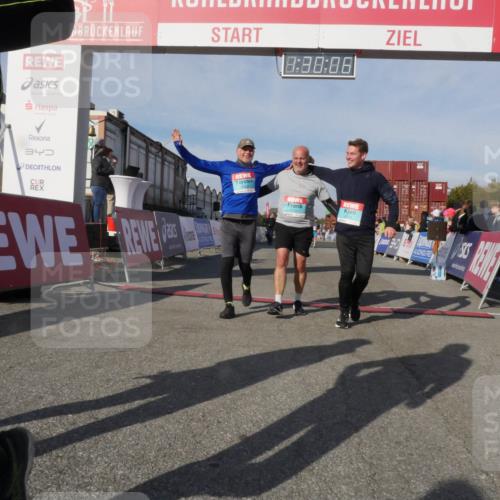 03.10.2025 - Köhlbrandbrückenlauf Matties Gatica Varas http://msf.ph/oto/9170596 03.10.2025 10:30:08 Ziel 1589, 1704, 2863, 2864, 2865 meine-sportfotos.de