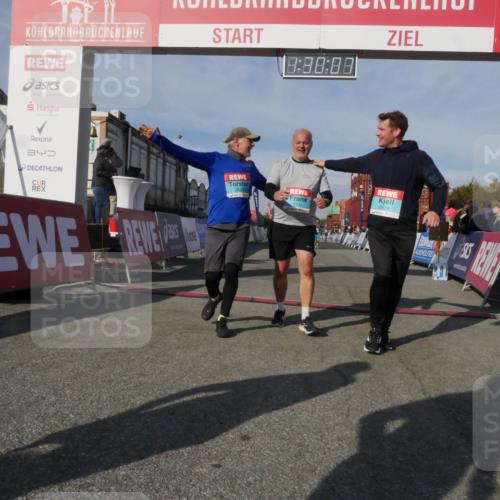 03.10.2025 - Köhlbrandbrückenlauf Matties Gatica Varas http://msf.ph/oto/9170597 03.10.2025 10:30:09 Ziel 1589, 2863, 2864, 2865 meine-sportfotos.de
