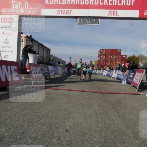 03.10.2025 - Köhlbrandbrückenlauf Matties Gatica Varas http://msf.ph/oto/9170606 03.10.2025 10:30:13 Ziel 1589, 2067, 2092, 2112, 2280, 2325, 2326, 2863, 2864, 2865, 3607 meine-sportfotos.de