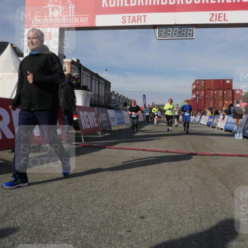 03.10.2025 - Köhlbrandbrückenlauf Matties Gatica Varas http://msf.ph/oto/9170620 03.10.2025 10:30:20 Ziel 1358, 2067, 2092, 2112, 2280, 2325, 2326, 2763, 3607, 3657, 3819 meine-sportfotos.de