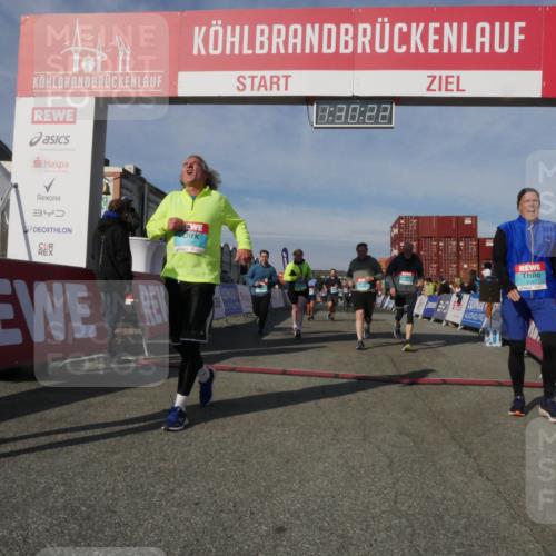 03.10.2025 - Köhlbrandbrückenlauf Matties Gatica Varas http://msf.ph/oto/9170628 03.10.2025 10:30:24 Ziel 1358, 2092, 2112, 2267, 2325, 2326, 2726, 2727, 2763, 3657, 3784, 3819 meine-sportfotos.de