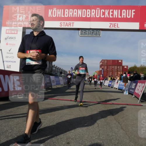 03.10.2025 - Köhlbrandbrückenlauf Matties Gatica Varas http://msf.ph/oto/9170641 03.10.2025 10:30:30 Ziel 1358, 2267, 2386, 2497, 2498, 2726, 2727, 3784 meine-sportfotos.de