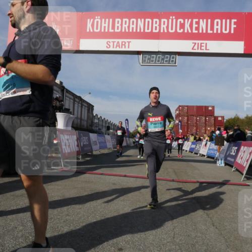 03.10.2025 - Köhlbrandbrückenlauf Matties Gatica Varas http://msf.ph/oto/9170642 03.10.2025 10:30:30 Ziel 1358, 2267, 2386, 2497, 2498, 2726, 2727, 3784 meine-sportfotos.de