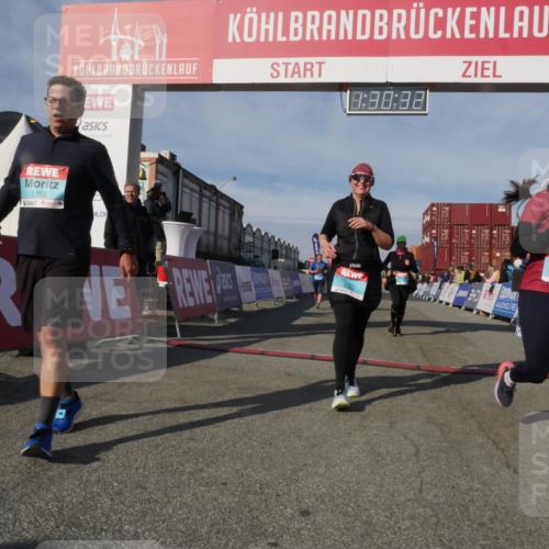 03.10.2025 - Köhlbrandbrückenlauf Matties Gatica Varas http://msf.ph/oto/9170650 03.10.2025 10:30:34 Ziel 2267, 2342, 2343, 2386, 2497, 2498 meine-sportfotos.de