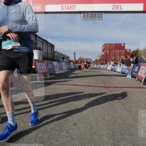 03.10.2025 - Köhlbrandbrückenlauf Matties Gatica Varas http://msf.ph/oto/9170724 03.10.2025 10:31:10 Ziel 1763, 2900, 3478, 3479, 3510, 3664 meine-sportfotos.de
