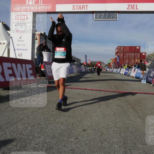 03.10.2025 - Köhlbrandbrückenlauf Matties Gatica Varas http://msf.ph/oto/9170748 03.10.2025 10:31:21 Ziel 2205, 2468, 3663 meine-sportfotos.de
