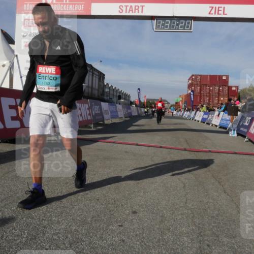 03.10.2025 - Köhlbrandbrückenlauf Matties Gatica Varas http://msf.ph/oto/9170749 03.10.2025 10:31:21 Ziel 2205, 2468, 3663 meine-sportfotos.de