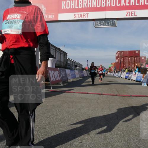 03.10.2025 - Köhlbrandbrückenlauf Matties Gatica Varas http://msf.ph/oto/9170764 03.10.2025 10:31:29 Ziel 1970, 2205, 2443, 3072, 3663 meine-sportfotos.de