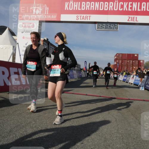 03.10.2025 - Köhlbrandbrückenlauf Matties Gatica Varas http://msf.ph/oto/9170795 03.10.2025 10:31:44 Ziel 1927, 2385, 2462, 2463, 2504, 2518, 2595, 2596, 2973, 2976, 3383, 3384 meine-sportfotos.de