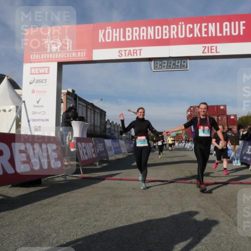 03.10.2025 - Köhlbrandbrückenlauf Matties Gatica Varas http://msf.ph/oto/9170799 03.10.2025 10:31:45 Ziel 1927, 2385, 2462, 2463, 2504, 2518, 2595, 2596, 2973, 2976, 3383, 3384 meine-sportfotos.de