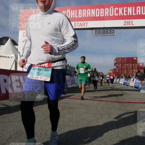 03.10.2025 - Köhlbrandbrückenlauf Matties Gatica Varas http://msf.ph/oto/9170825 03.10.2025 10:31:58 Ziel 1700, 2058, 2265, 2272, 2332, 2379, 2398, 2491, 2634, 2830, 2966, 2967 meine-sportfotos.de