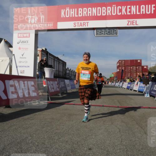 03.10.2025 - Köhlbrandbrückenlauf Matties Gatica Varas http://msf.ph/oto/9170858 03.10.2025 10:32:14 Ziel 1769, 1867, 2024, 2412, 2419 meine-sportfotos.de