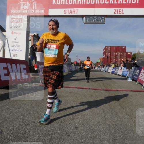 03.10.2025 - Köhlbrandbrückenlauf Matties Gatica Varas http://msf.ph/oto/9170859 03.10.2025 10:32:14 Ziel 1769, 1867, 2024, 2412, 2419 meine-sportfotos.de