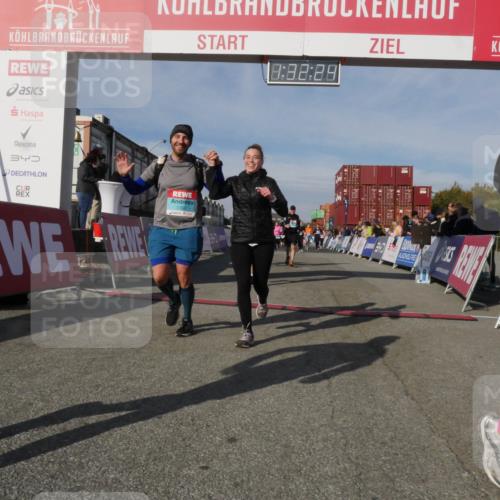 03.10.2025 - Köhlbrandbrückenlauf Matties Gatica Varas http://msf.ph/oto/9170882 03.10.2025 10:32:26 Ziel 1923, 2116, 2159, 2184, 2338, 2433, 2436, 2470, 2568, 2569, 3033, 3328, 3329, 3780 meine-sportfotos.de