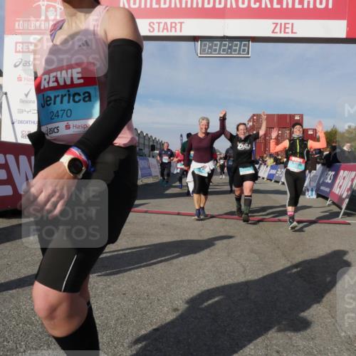 03.10.2025 - Köhlbrandbrückenlauf Matties Gatica Varas http://msf.ph/oto/9170908 03.10.2025 10:32:38 Ziel 1749, 1908, 1923, 2041, 2085, 2116, 2212, 2316, 2365, 2436, 2599, 3045, 3076, 3077, 3737 meine-sportfotos.de