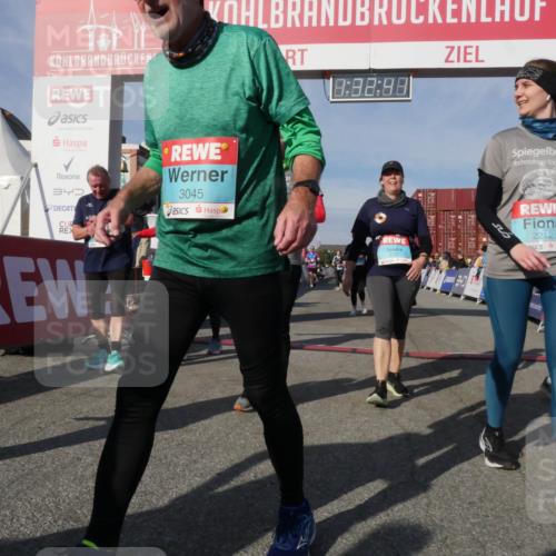 03.10.2025 - Köhlbrandbrückenlauf Matties Gatica Varas http://msf.ph/oto/9170918 03.10.2025 10:32:43 Ziel 1749, 2041, 3076, 3077 meine-sportfotos.de
