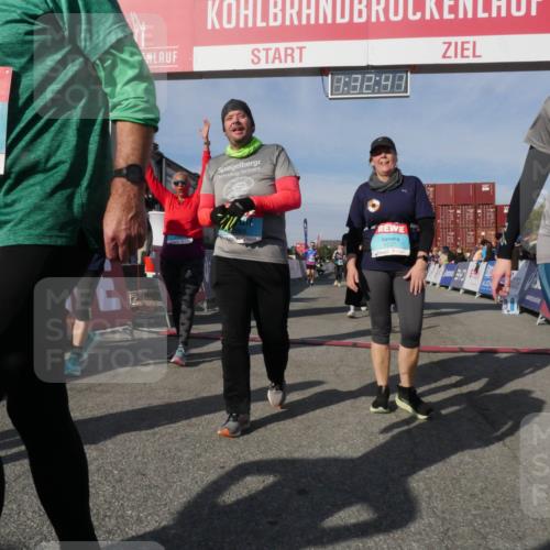03.10.2025 - Köhlbrandbrückenlauf Matties Gatica Varas http://msf.ph/oto/9170919 03.10.2025 10:32:43 Ziel 1749, 2041, 3076, 3077 meine-sportfotos.de
