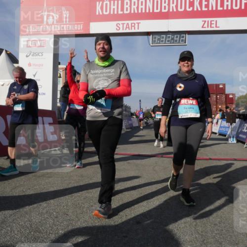 03.10.2025 - Köhlbrandbrückenlauf Matties Gatica Varas http://msf.ph/oto/9170920 03.10.2025 10:32:44 Ziel 1749, 2041, 3076, 3077 meine-sportfotos.de