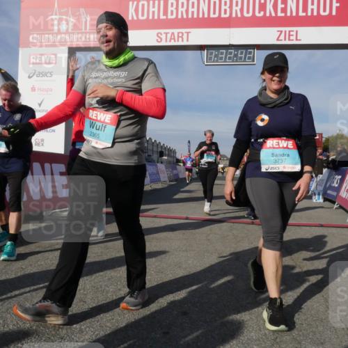 03.10.2025 - Köhlbrandbrückenlauf Matties Gatica Varas http://msf.ph/oto/9170921 03.10.2025 10:32:44 Ziel 1749, 2041, 3076, 3077 meine-sportfotos.de
