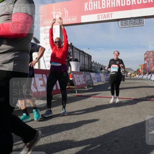 03.10.2025 - Köhlbrandbrückenlauf Matties Gatica Varas http://msf.ph/oto/9170923 03.10.2025 10:32:45 Ziel 3076, 3077 meine-sportfotos.de