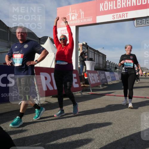 03.10.2025 - Köhlbrandbrückenlauf Matties Gatica Varas http://msf.ph/oto/9170924 03.10.2025 10:32:46 Ziel 3076, 3077 meine-sportfotos.de
