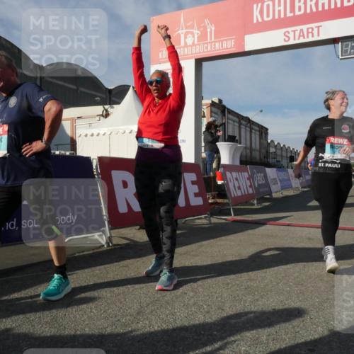 03.10.2025 - Köhlbrandbrückenlauf Matties Gatica Varas http://msf.ph/oto/9170925 03.10.2025 10:32:46 Ziel 3076, 3077 meine-sportfotos.de