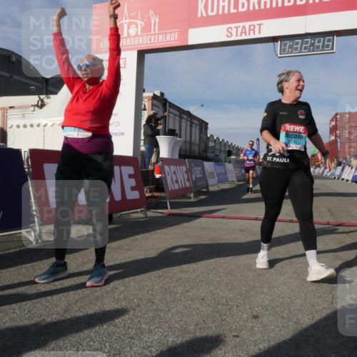 03.10.2025 - Köhlbrandbrückenlauf Matties Gatica Varas http://msf.ph/oto/9170926 03.10.2025 10:32:47 Ziel 3076, 3077 meine-sportfotos.de