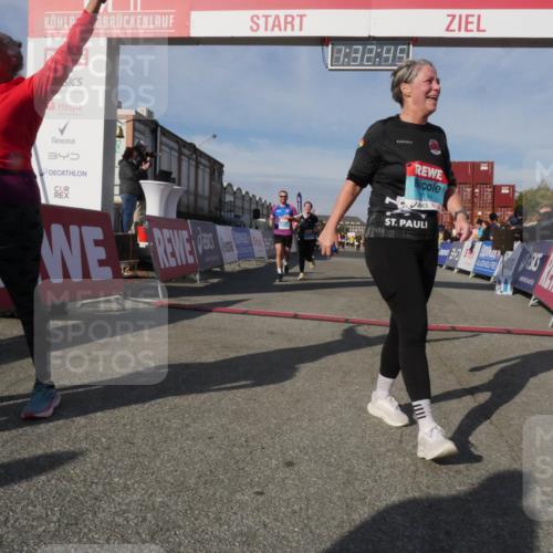 03.10.2025 - Köhlbrandbrückenlauf Matties Gatica Varas http://msf.ph/oto/9170927 03.10.2025 10:32:47 Ziel 3076, 3077 meine-sportfotos.de