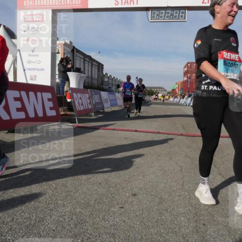 03.10.2025 - Köhlbrandbrückenlauf Matties Gatica Varas http://msf.ph/oto/9170928 03.10.2025 10:32:48 Ziel 3076, 3077 meine-sportfotos.de