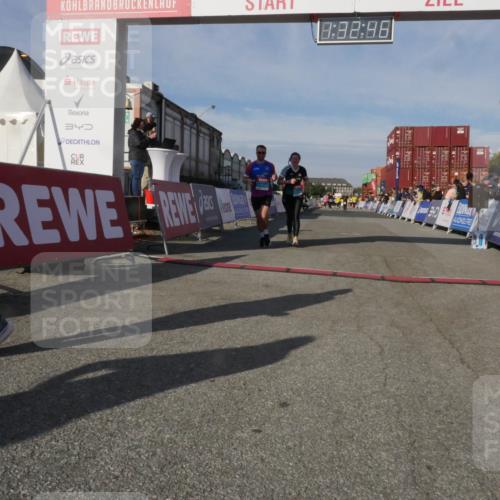 03.10.2025 - Köhlbrandbrückenlauf Matties Gatica Varas http://msf.ph/oto/9170929 03.10.2025 10:32:48 Ziel 3076, 3077 meine-sportfotos.de