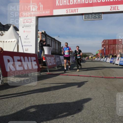 03.10.2025 - Köhlbrandbrückenlauf Matties Gatica Varas http://msf.ph/oto/9170930 03.10.2025 10:32:49 Ziel 1625, 3076, 3077 meine-sportfotos.de