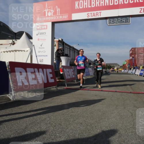 03.10.2025 - Köhlbrandbrückenlauf Matties Gatica Varas http://msf.ph/oto/9170931 03.10.2025 10:32:49 Ziel 1625, 3076, 3077 meine-sportfotos.de