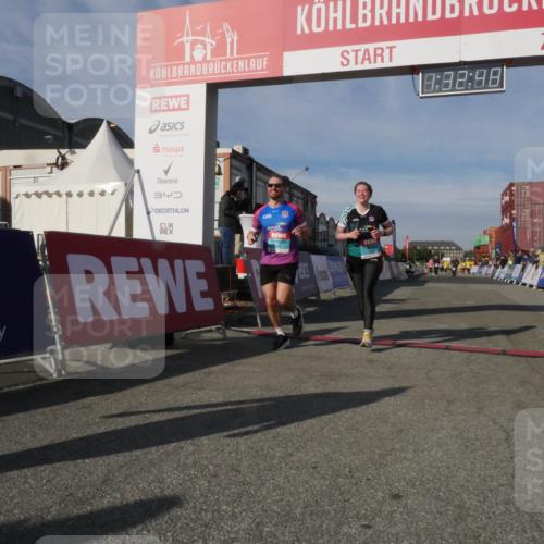 03.10.2025 - Köhlbrandbrückenlauf Matties Gatica Varas http://msf.ph/oto/9170932 03.10.2025 10:32:49 Ziel 1625, 3076, 3077 meine-sportfotos.de