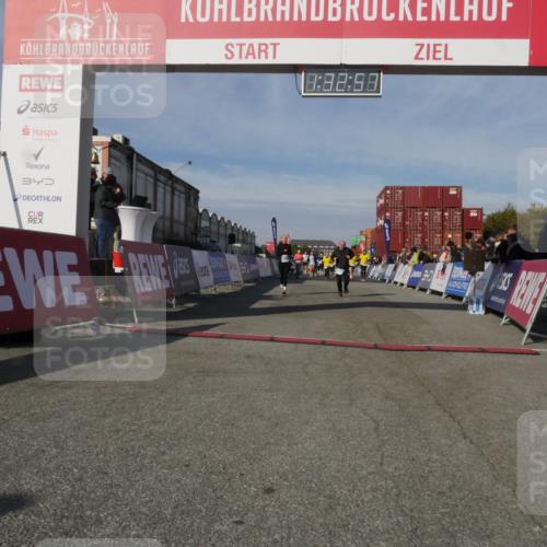 03.10.2025 - Köhlbrandbrückenlauf Matties Gatica Varas http://msf.ph/oto/9170937 03.10.2025 10:32:59 Ziel 1625, 2149, 2297, 2299, 2871, 2872, 2874, 2875, 2894, 2895 meine-sportfotos.de